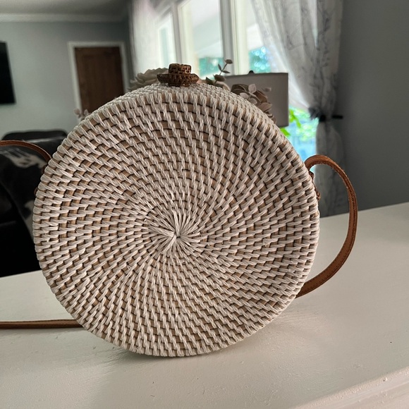 NWOT White Rattan Round Crossbody Bag with flowers application - Picture 5 of 6